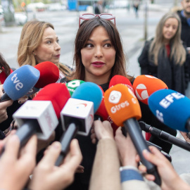 La actriz Elisa Mouliaá ofrece declaraciones a los medios.