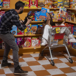 Imagen de archivo de influencer haciendo publicidad de producto