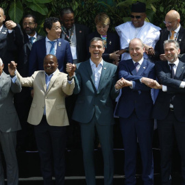 El presidente del Gobierno de España, Pedro Sanchéz posa junto a los asistentes a la cumbre de lideres de la COP30.