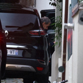 El expresidente francés, Nicolás Sarkozy, llegando a su domicilio este lunes tras salir de la cárcel.
