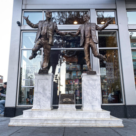 Reaparece la estatua de Epstein y Trump cogidos de la mano, en Washington.