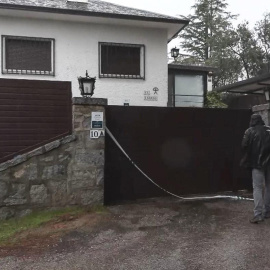 Vista del exterior del chalet de la localidad madrileña de Alpedrete, donde ha tenido lugar el asesinato machista.