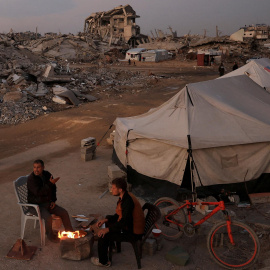 Palestinos en un campamento de Ciudad de Gaza.