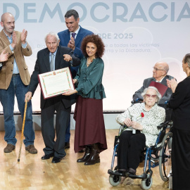 El ministro de Política Territorial y Memoria Democrática, Ángel Víctor Torres y el presidente del Gobierno, Pedro Sánchez con varios homenajeados durante un acto con motivo del 'Día de Recuerdo y Homenaje a todas las víctimas del golpe militar, la Guerra Civil y la Dictadura'.