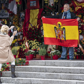 Foto de archivo de un hombre sosteniendo la bandera franquista.