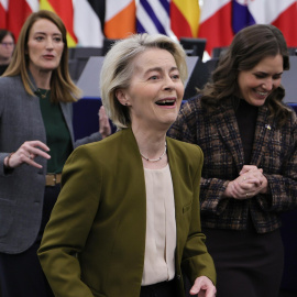 Ursula von der Leyen llegando a el debate en el pleno del Parlamento Europeo.