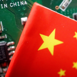 Una ilustración muestra la bandera china sobre un semiconductor con la marca 'Made in China'.
