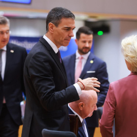 El presidente del Gobierno saluda a la presidenta de la Comisión Europa Úrsula Von der Leyen este miércoles en Bruselas.