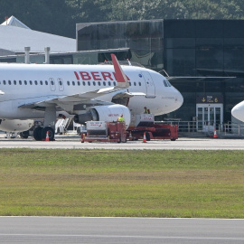Avión de Iberia en el aeropuerto de Alvedro, en A Coruña.