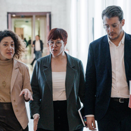 La portavoz de Comuns en el Congreso Aina Vidal, la diputada de Compromís Àgueda Micó y el ya exdiputado de la Chunta Aragonesista Jorge Pueyo a la entrada de la reunión de la Junta de Portavoces.