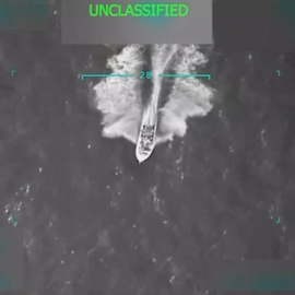 Imagen tomada de un video del Pentágono de un ataque a una lancha de supuestos narcotraficantes en el Caribe.