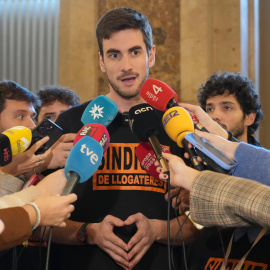 Txema Escorsa en una atenció als mitjans al Parlament en una imatge d'arxiu