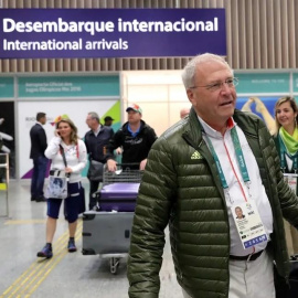 Un grupo de personas llegando al Aeropuerto Internacional do Galeão, en Río de Janeiro (Brasil), en una imagen de archivo.