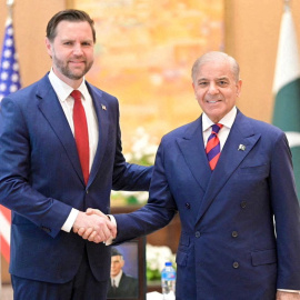 JD Vance con el primer ministro de Pakistán, Shehbaz Sharif, este sábado en Islamabad.