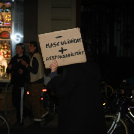 Decenas de personas durante una manifestación con motivo del 25N, a 24 de noviembre de 2024, en Valencia, Comunidad Valenciana (España).