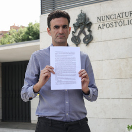 El primer denunciante del caso Montserrat, Miguel Hurtado, envía la carta dirigida al Papa León XIV a través del buzón de la Nunciatura Apostólica en Madrid (2/06/2026)