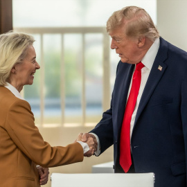 La presidenta de la Comisión Europea, Ursula von der Leyen (izq.) saluda al presidente de Estados Unidos, Donald Trump, durante la pasada cumbre del G7.