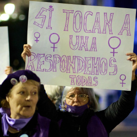Una mujer sostiene una pancarta durante una manifestación contra las violencias machistas, a 25 de noviembre de 2022, en Santander, Cantabria