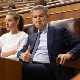 Alberto Núñez Feijóo y Ester Muñoz, durante un pleno en el Congreso.