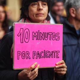 EuropaPress_5038359_mujer_sostiene_pancarta_10_minutos_paciente_manifestacion_medicos_pediatras