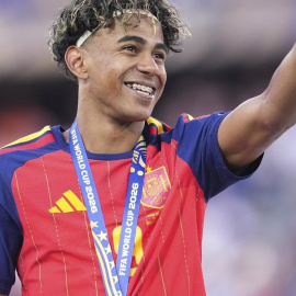 EuropaPress_7676202_lamine_yamal_of_spain_celebrates_the_victory_wearing_the_first_place_medal