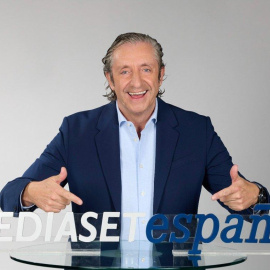 Josep Pedrerol junto al logo de Mediaset España.