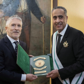 Grande-Marlaska impone la Gran Cruz de la Orden del Mérito de la Guardia Civil a Abdellatif Hammouchi, director general de Seguridad Territorial y Seguridad Nacional de Marruecos, en 2022.