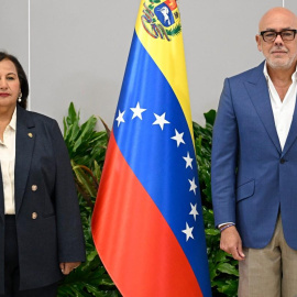 El presidente de la Asamblea Nacional de Venezuela, Jorge Rodríguez (derecha), posa con la exdiputada de la oposición Dinorah Figuera durante una foto oficial previa al inicio del proceso de diálogo político de Venezuela en Caracas