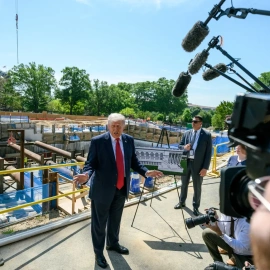 Donald Trump muestra a los medios el avance de las obras de la construcción del salón de baile.