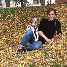 Mónica García con su perra, Nala.