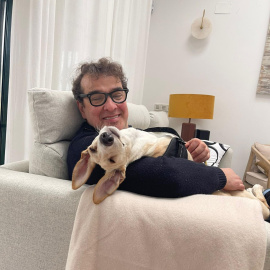 Luis Merlo con su galga Ivete.