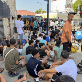 Multitud de menores migrantes esperan su filiación frente a la Jefatura Superior de la Policía Nacional en Ceuta.