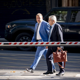 El expresidente de Correos y exjefe de gabinete de Pedro Sánchez en el PSOE, Juan Manuel Serrano  a su llegada a la Audiencia Nacional junto a su abogado, a 18 de agosto de 2026.