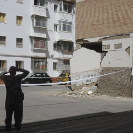 Desperfectos en una cochera del barrio granadino del Zaidón después de los numerosos terremotos registrados en Granada, a 18 de agosto de 2026.