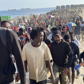 Traslado de migrantes en Ceuta a los espacio habilitados por el Gobierno.