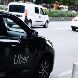 Un coche con el logo de Uber en Nueva York.
