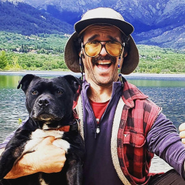 El acróbata y comediante Wilbur con su perro Flow.