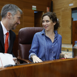 La presidenta de la Comunidad de Madrid, Isabel Díaz Ayuso, conversa con su consejero de Presidencia, Justicia y Administración Local, Miguel Ángel García (i), a su llegada a la Asamblea de Madrid.