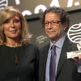 El escritor y periodista mexicano, Jorge Zepeda, acompañado por la finalista, la periodista Pilar Eyre. EFE