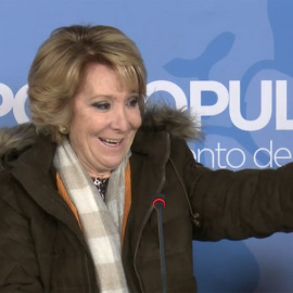 Esperanza Aguirre vuelve a parar en el carril bus y se ríe de ello