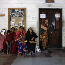 Varias personas hacen fila para recibir tratamiento en una clínica para los afectados por la catástrofe de Bhopal en 1984. REUTERS