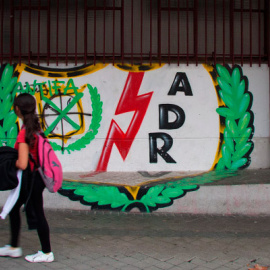Una niña pasea delante del estadio del Rayo, en Vallecas.