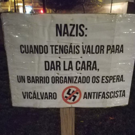 Cartel que ha dejado el colectivo antifascista de Vicálvaro en defensa del monumento a las Brigadas Internacionales