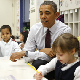 El presidente estadounidense Barak Obama con una de niña de la escuela de Washington, donde ha presentado las líneas maestras del presupuesto federal para el año fiscal 2015.