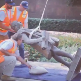 Imagen difundida por Mitch O'Farrell mientras retiran la estatua de Colón de un parque de Los Angeles.