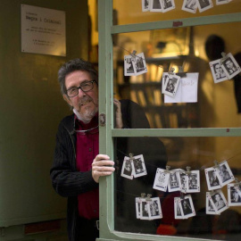 Fotografía de noviembre de 2016, del librero valenciano Paco Camarasa, que impulsó la novela negra en Barcelona con su legendaria librería Negra y Criminal. EFE/Marta Pérez
