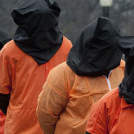 Activistas protestan con monos y capuchas como los de los presos de Guantánamo.- SAUL LOEB (EFE)