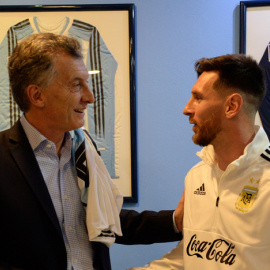 El presidente argentino Mauricio Macri con el futbolista Lionel Messi, antes de la salida de la selección albiceleste a Rusia para participar en el Mundial de fútbol. REUTERS
