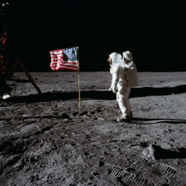 Buzz Aldrin ante la bandera de EE UU plantada en la superficie lunar. Foto: Wikipedia