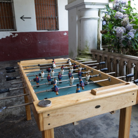 Un futbolín en la antigua prisión provincial de A Coruña. SANDRA GARCÍA REY